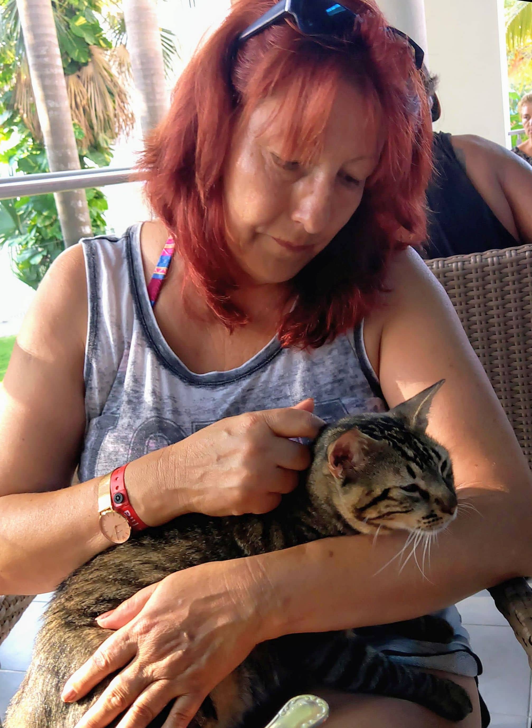 Gabriele Gröh mit einer getigerten Katze auf dem Arm